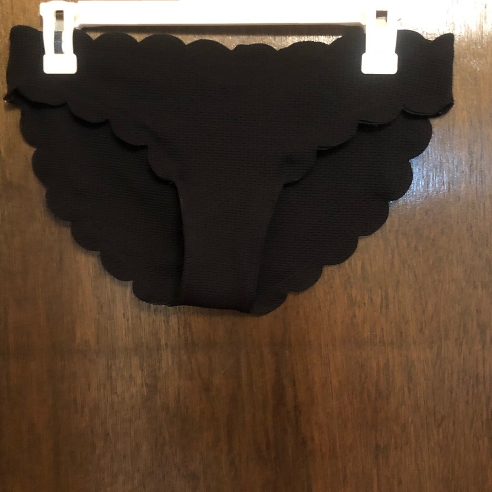 Old Navy scalloped swim bottoms